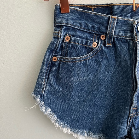 Levi’s 501 High Waisted Cut Off Jean Shorts Size 25 - Picture 2 of 6